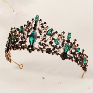Détail de la couronne de mariée vintage avec pierres émeraude marquise et strass noirs