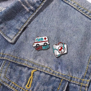 Lot de broches médicales en émail avec ambulance sur une veste en jean bleue