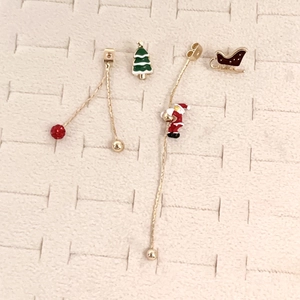 Boucles d'oreilles de Noël asymétriques avec Père Noël, sapin et boules rouges scintillantes