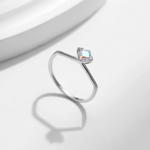 Bague en argent sterling S925 avec une pierre carrée irisée sur fond blanc épuré
