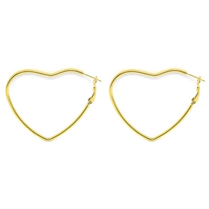 Détail macro de boucles d'oreilles créoles cœur doré au design minimaliste et poli