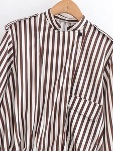 Dettaglio ravvicinato della camicia a righe a maniche lunghe con colletto alla coreana