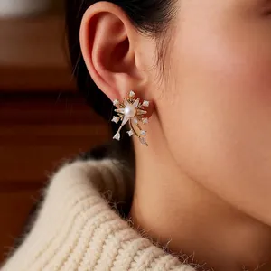 Boucles d'oreilles flocon rétro français avec dorure, perle centrale et zircons