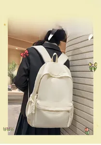 Details des cremeweißen Nylon-Rucksacks mit dekorativen gewebten Seil-Reißverschlüssen
