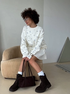 Relaxed floral sweatshirt for women featuring a crewneck and long sleeves in white