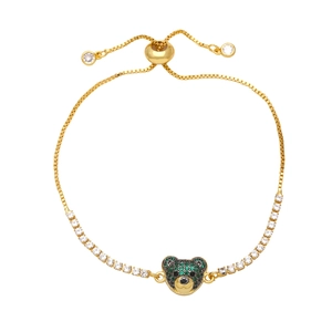 Détail du bracelet ours doré en zircon avec pierres vertes et fermoir coulissant