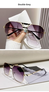 Nahaufnahme der Polygon-Sonnenbrille mit goldenem Rahmen und Lederetui im Detail