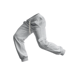 Detail der grauen Fleece-Cargohose mit gerippten Bündchen und weißem Kordelzugband