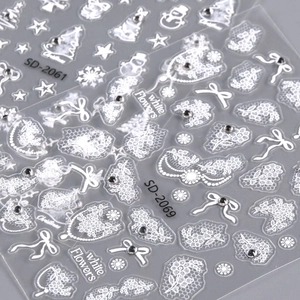 Détails macro de stickers ongles 5D dentelle blanche avec fleurs et strass de luxe