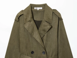 Detalle de gabardina de gamuza sintética verde oliva con botones de doble botonadura