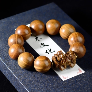Bracciale in legno di sandalo artigianale con ciondolo PiXiu intagliato su fondo vintage
