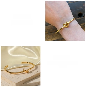 Dettaglio del bracciale aperto a nodo placcato oro 18K con finitura lucida minimalista