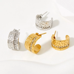 Gehämmerte C-Ohrringe in Gold und Silber mit eingelegten funkelnden weißen Zirkonia-Kristallen