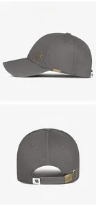 Details von dunkelgrauer Baseballkappe mit goldenem Metallpatch und Schnalle