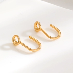 Détail de boucles d'oreilles minimalistes en forme de U plaquées or 18 carats