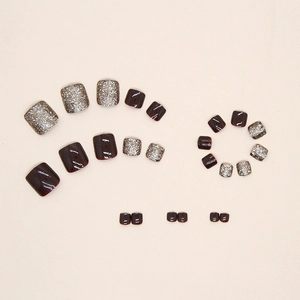 Faux ongles d'orteils champagne pailleté et rouge bordeaux profond élégants