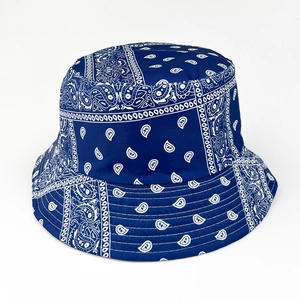 Chapeau bob en coton bleu foncé avec imprimé cachemire blanc et bord surpiqué