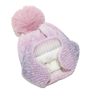 Detail der rosa-violetten Strickmütze mit Lammfellimitat-Futter und Bommel für Winter