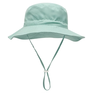 Dettaglio del cappello da sole per bambini verde menta con sottogola bianco e tesa larga
