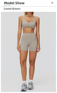 Gros plan d'un ensemble de yoga marron camel avec brassière et short de sport sur modèle
