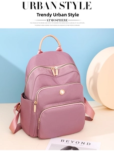 Dettaglio dello zaino in nylon rosa con design multitasche e chiusure a perla raffinate