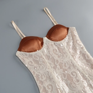 Détails de sequins et dentelle florale sur une robe de soirée de luxe à bretelles