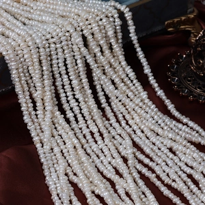 Brins de perles d'eau douce naturelles blanches 3-4mm pour bijoux DIY sur soie rouge