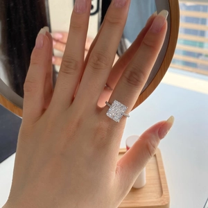 Vista dettagliata di un anello in argento S925 con grande diamante taglio radiant al dito