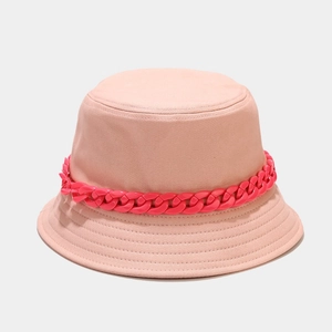 Dettaglio cappello alla pescatora in cotone rosa con catena decorativa in plastica