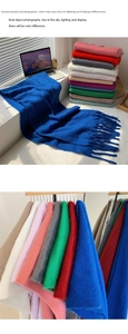 Vue macro de foulards en mohair colorés avec texture moelleuse et détails de franges