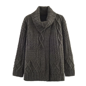 Nahaufnahme der groben Zopfstrickstruktur und des Rippkragens der dunkelgrauen Strickjacke