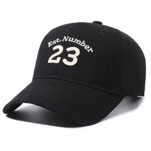 Schwarze Baseballkappe aus Baumwolle mit weißer Stickerei Nr. 23 auf weißem Hintergrund