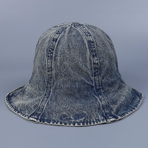 Détail d'un chapeau bob en denim délavé avec texture flocon de neige et broderie fine