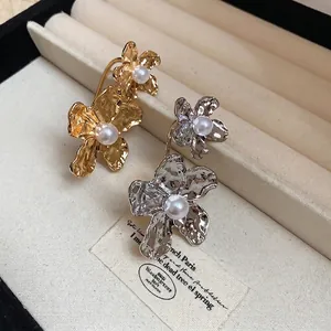 French retro flower pearl ring in gold and silver with hammered metal texture