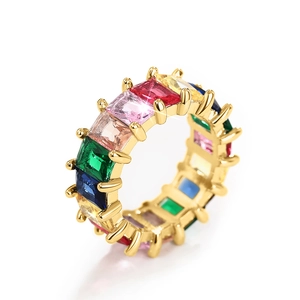 Eternity ring in goud met regenboogkleurige edelstenen op een witte achtergrond