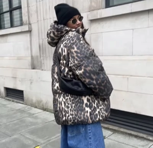 Streetstyle-Ansicht einer warmen Pufferjacke mit Leopardenmuster, Kapuze und Reißverschluss