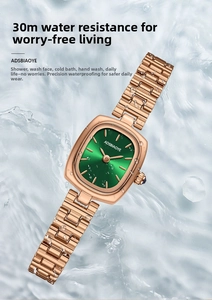 Gros plan d'une montre carrée en or rose dans l'eau montrant l'étanchéité à 30m