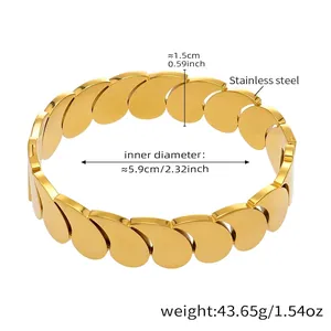 Detailansicht eines goldenen Edelstahl-Armreifs mit Blattmuster und 5,9 cm Durchmesser