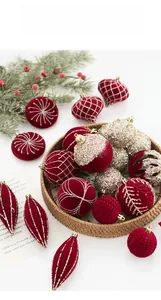 Détails de boules de Noël floquées rouge foncé avec paillettes dorées dans un panier