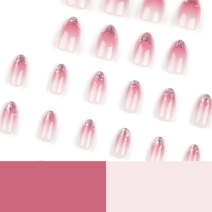 Faux ongles dégradés roses avec paillettes, forme stiletto courte sur fond blanc pur