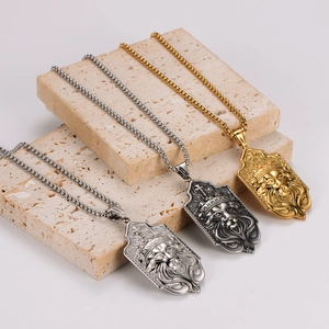 Colliers pendentifs tête de lion vintage en or et argent sur un socle en pierre