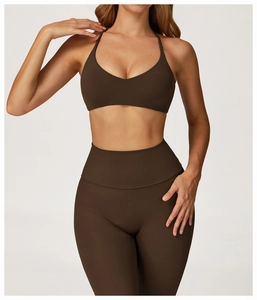 Dettaglio del tessuto opaco elasticizzato su reggiseno sportivo e leggings marrone scuro