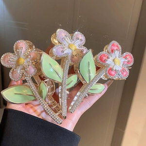Pince à cheveux fleurie en métal avec strass en couleurs rose, violet et rouge