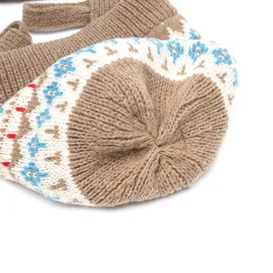 Gestrickte Wintermütze mit nordischem Jacquard-Muster und verstärktem Nahtdetail