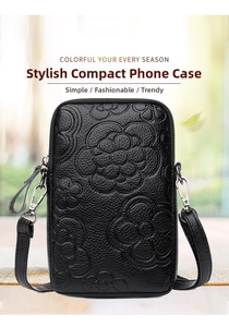 Détail d'un sac à téléphone en cuir noir gaufré avec motif floral et métal argenté