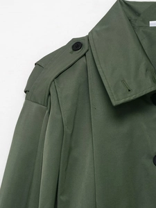 Detail der armeegrünen Jacke mit Schulterklappen und hochwertigen Nähten