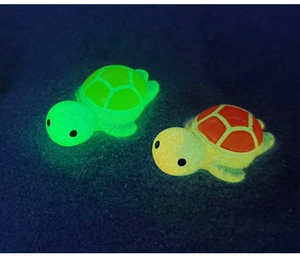 Miniature di tartarughe luminose verdi e gialle che brillano al buio per l'acquario
