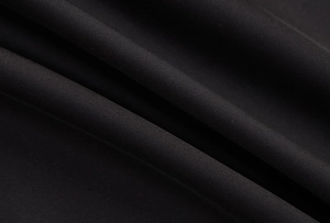 Makroaufnahme der schwarzen Stofftextur mit mattem Finish und elegantem Faltenwurf