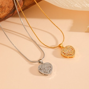 Colliers pendentifs coeur étincelants en or et argent avec pierres en zircone cubique