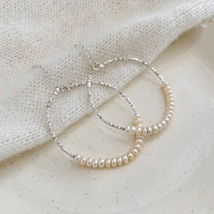 Elegant s925 silver freshwater pearl bracelet set with faceted silver beads and lobster clasp